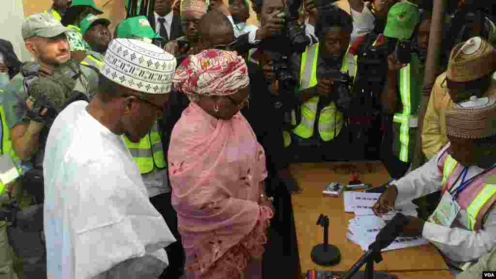 General Muhammadu Buhari, candidato à presidência da oposição APC e a mulher dele, Aishatu Buhari, na unidade de votação, no estado de Katsina.
