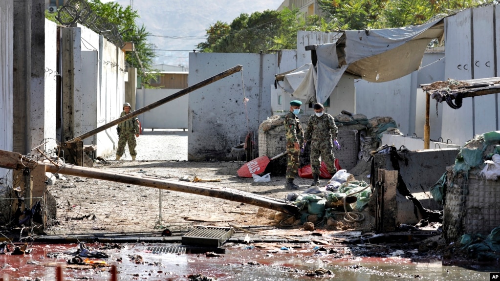 Des membres des forces de sécurité afghanes sur le site d'un attentat-suicide près de l'ambassade américaine à Kaboul, en Afghanistan, le 17 septembre 2019.