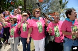 Supporters of Puerto Rican nationalist Oscar Lopez Rivera cheer as he arrives for a press conference following his release from house arrest after decades in custody, on El Escambron Beach in San Juan, Puerto Rico, May 17, 2017.