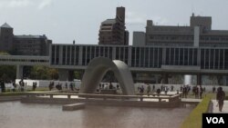 Menteri Luar Negeri yang tergabung dalam G-7 mengunjungi Taman Monumen Perdamaian Hiroshima, Jepang, hari Senin (11/4).