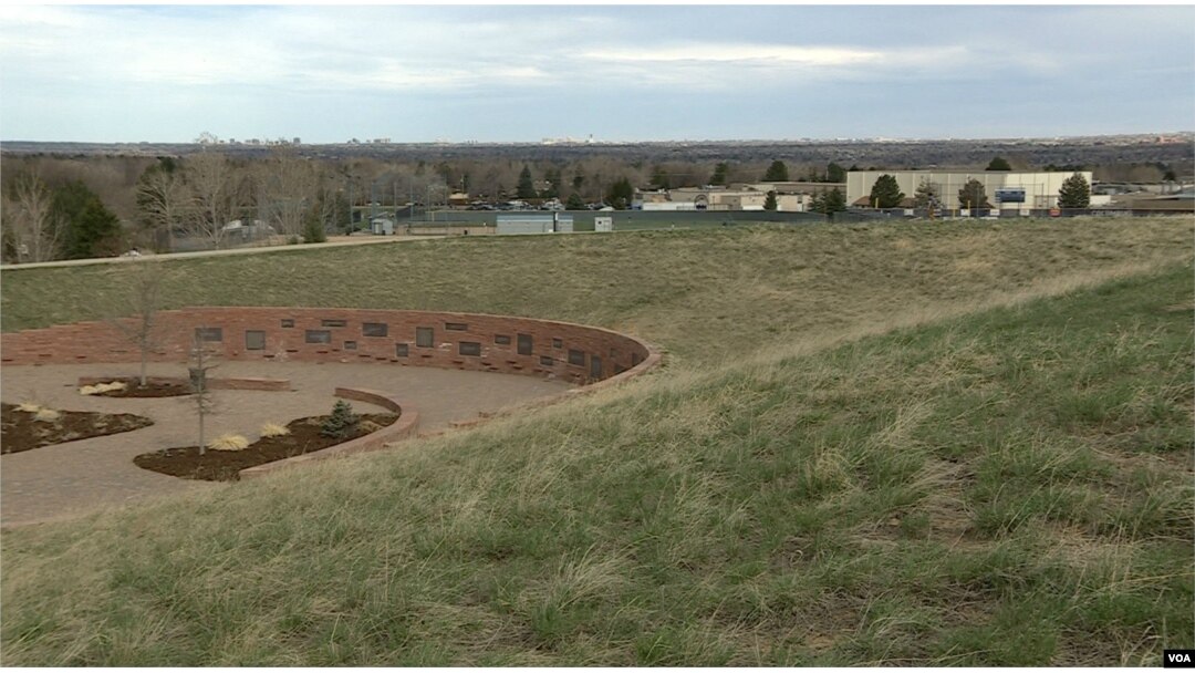 The Columbine Memorial (left) just over the hill from Columbine High school (right) in Littleton, Colorado. (M. Burke/VOA)