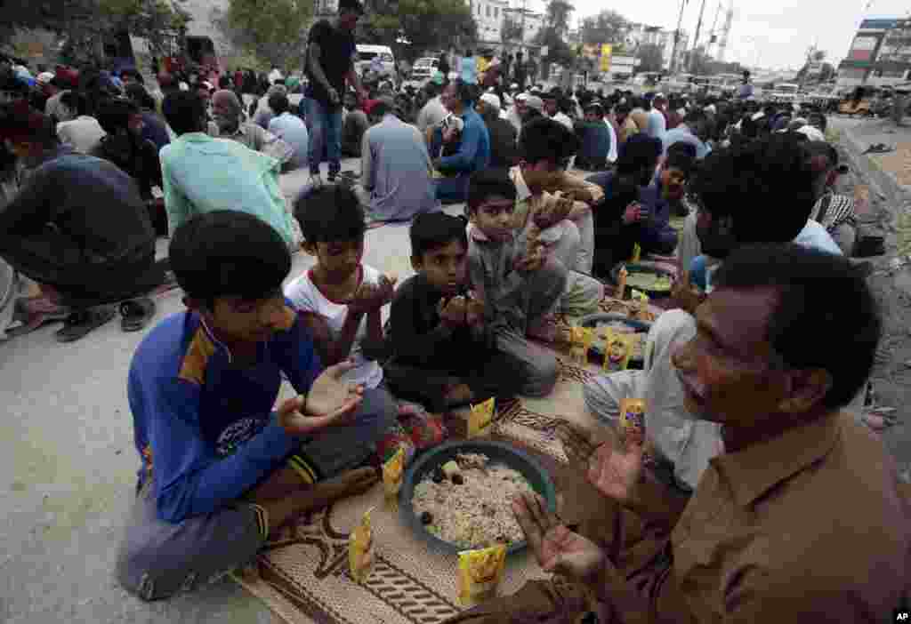غربت اور بڑھتی ہوئی مہنگائی کے باعث لوگ بڑی تعداد میں افطار کے وقت مخیر حضرات کی جانب سے لگائے گئے دستر خوانوں کا رخ کرتے ہیں۔ یہ منظر کراچی کے ایک علاقے کا ہے جہاں روزے دار ایسے ہی ایک دسترخوان پر موجود ہیں۔