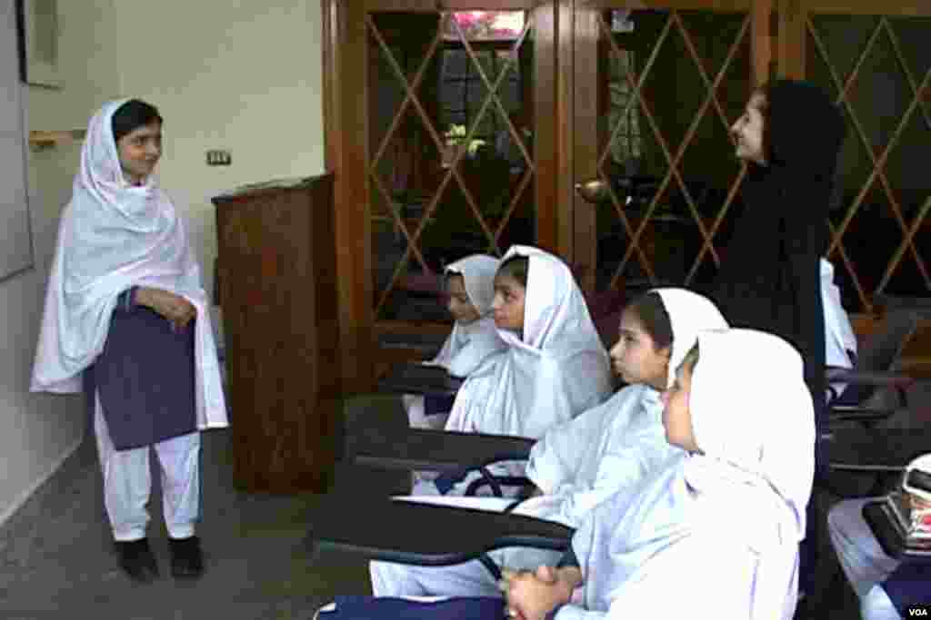 ملالہ یوسف زئی ایک طالبہ سے سوال پوچھ رہی ہیں