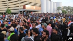 معترضان خواستار اصلاحات در نظام سیاسی عراق استند.