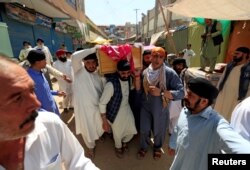 Pria Sikh Afghanistan membawa peti mati salah satu korban ledakan di kota Jalalabad, Afghanistan 2 Juli 2018. (Foto: Reuters)