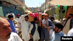 جلال آباد حملے میں مرنے والے ایک شخص کی میت آخری رسومات کی ادائیگی کے لیے لے جائی جارہی ہے۔