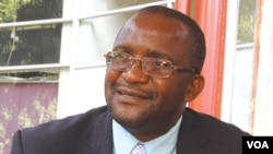 MDC-T spokesman Douglas Mwonzora (Sebastian Nyamhangambiri for VOA)