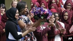 美国第一夫人米歇尔·奥巴马在伦敦东区的一所女子学校受到师生的欢迎。 （2015年6月16日）