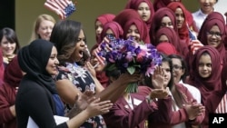 Học sinh và giáo viên của trường nữ sinh Mulberry, London, Anh, chào đón Đệ nhất Phu nhân Mỹ Michelle Obama hôm 16/6/2015.