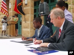 Embaixador dos Estados Unidos em Angola, Christopher McMullen, com representante da Organização Divina Providência