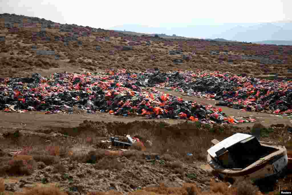 Ribuan jaket pelampung yang ditinggalkan para migran menumpuk di kota Mithymna, Pulau Lesbos, Yunani.