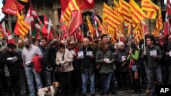 지난 9일 스페인 북부 팜플로나에 카탈루냐 주의 분리독립을 찬성하는 주민들이 모여있다.