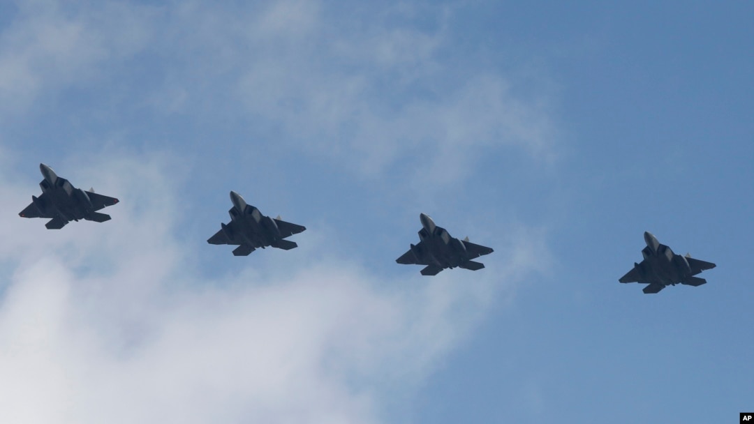 Empat pesawat jet siluman AS F-22 terbang di atas Pangkalan AL di Pyeongtaek, Korea Selatan, Rabu, 17 Februari 2016.