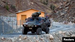 Xe bọc thép của quân đội Thổ Nhĩ Kỳ đi qua một căn cứ tuần tra nhỏ ở vùng núi Cukurca, gần biên giới Iraq. 