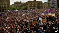 Des dizaines de milliers de personnes manifestant à Pampelune en Espagne le 28 avril 2018. Le 26, un tribunal a condamné cinq hommes à neuf ans de prison pour abus sexuel -et non pour viol- sur une jeune fille de 18 ans.