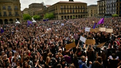 Hàng chục ngàn người biểu tình ở Pamplona, bắc Spain, phản đối phán quyết về một vụ hiếp dâm, 28/4/2018