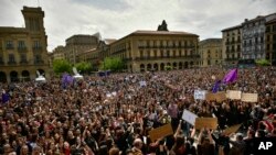 Des dizaines de milliers personnes manifestent sur la Plaza del Castillo, Pampelune, le 28 avril 2018