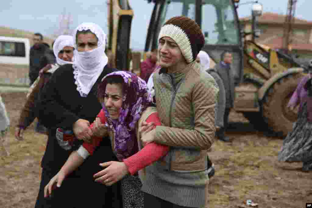 Một người than khóc tại đám tang của Lokman Acikgoz và hai người con trai của ông ta ở Cinar, ở tỉnh Diyarbakir với phần đông là người Kurd ở đông nam Thổ Nhĩ Kỳ. Những thành viên trong gia đình nằm trong số những người thiệt mạng khi phiến quân người Kurd kích nổ một quả bom xe tại một trạm cảnh sát ở Cinar.