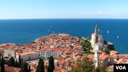 Kota Piran di Laut Adriatik, Slovenia barat daya.