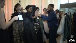 DC Fashion Week Founder Ean Williams works with models who are about to take the runway. (Photo: J. Soh / VOA )