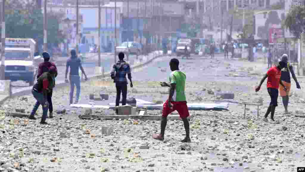 Des étudiants lancent des pierres sur la police sénégalaise lors d&#39;une manifestation devant les portes de l&#39;Université Cheikh Anta Diop de Dakar le 16 mai 2018