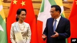 Pemimpin de-fakto Myanmar Aung San Suu Kyi dan Perdana Menteri China Li Keqiang di Beijing, Kamis, 18 Agustus 2016 (Rolex Dela Pena/Pool Photo via AP).