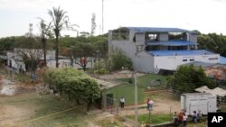 Un coche bomba dañó edificios y viviendas en Saravena, Arauca, Colombia, el jueves 20 de enero de 2022. El coche bomba explotó el miércoles por la noche, matando a una persona e hiriendo al menos a otras cuatro, según la policía.