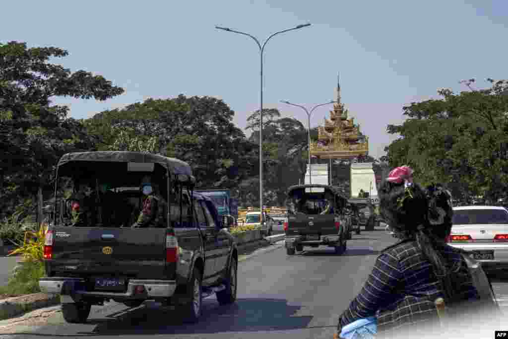 မႏၱေလးၿမိဳ႕ရွိ လမ္းတခုတြင္ စစ္ကားမ်ား လွည့္လည္သြားလာေနသည့္ ျမင္ကြင္း။ (ေဖေဖာ္ဝါရီ ၀၂၊ ၂၀၂၁)