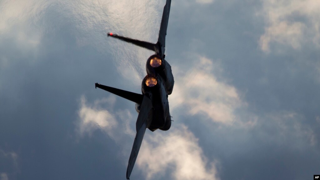 ເຮືອບິນ F-15 ຂອງກອງທັບອາກາດ ອິສຣາແອລ ບິນ ໃນ
ລະຫວ່າງພິທີມອບໃບປະກາດ ສຳລັບນັກບິນໃໝ່ ຢູ່ຖານ
ທັບອາກາດ Hatzerim ໃກ້ໆກັບເມືອງ Beersheba, ປະ
ເທດ ອິສຣາແອລ.