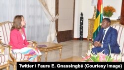 Le président Faure Gnassingbé et l’envoyée spéciale du Président de la République française pour l'Alliance Solaire Internationale (ASI) échangent sur la stratégie d'électrification du Togo, Lomé, 27 juin 2018. (Twitter/ Faure E. Gnassingbé)