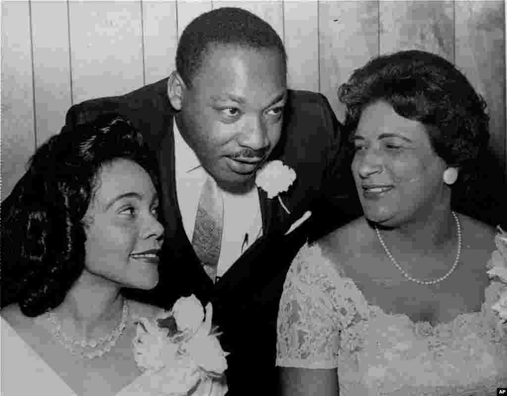 Martin Luther King, Jr. mengobrol bersama istrinya, Coretta, dan aktivis hak-hak sipil Constance Baker Motley sebelum perjamuan makan S.C.L.C., Birmingham, Alabama, 9 Agustus 1965.