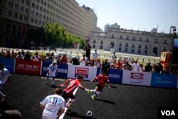 Para pemain sepak bola dari tim Chile dan Argentina berebut bola dalam laga turnamen sepak bola Homeless World Cup ke-12 di Santiago, 19 Oktober 2014. (Foto: Reuters/dok)