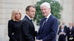 فرانس کے صدر میکرون سابق امریکی صدر بل کلنٹن کا استقبال کر رہے ہیں