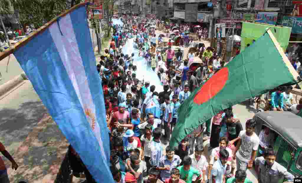 In the streets of Bangladesh, World Cup flags, tee-shirts and other memorabilia are on sale everywhere as excitement grows days before the event begins in Brazil, June 8, 2014. (VOA)