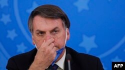 Bolsonaro ha criticado las medidas de estados como Sao Paulo y Rio de Janeiro, que han tomado medidas restrictivas para prevenir la propagación del virus, acusándolos de crear un “clima de terror”. 