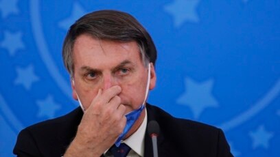 Tổng thống Brazil Jair Bolsonaro bị các thống đốc ở nước này lên án vì ông ưu tiên bảo vệ nền kinh tế hơn các biện pháp giãn cách xã hội để chống lại sự lây lan của virus corona.