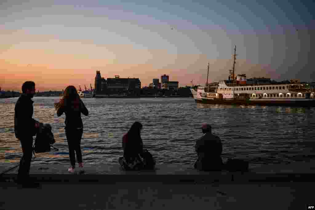 LA Times'a göre 16 yıldır AKP ve Erdoğan iktidarı altında yaşayan Kadıköy gençliği, bundan sonra politikayla ilgilenmenin işe yarayıp yaramayacağını sorguluyor.