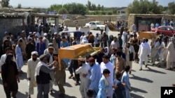 Para pelayat mengangkat jenazah korban serangan pasukan Afghanistan di distrik Chaparhar, provinsi Nangarhar, Afghanistan, 29 Mei 2018.