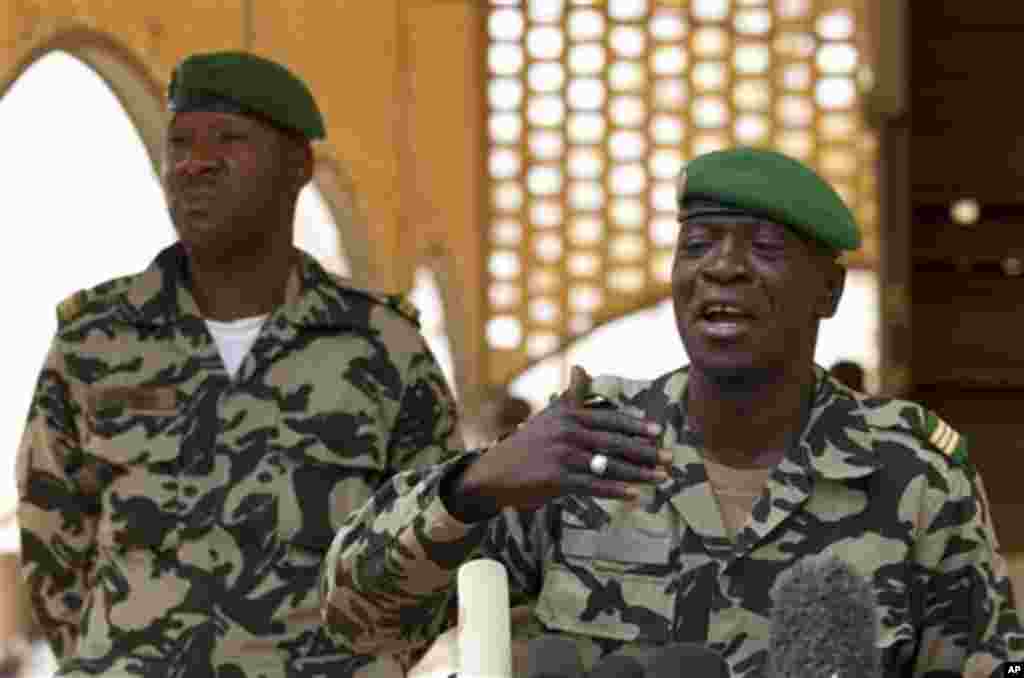 Coup leader Amadou Haya Sanogo, right, addresses the international press as junta spokesman Lt. Amadou Konare stands by, at junta headquarters in Kati, outside Bamako, Mali Friday, March 30, 2012.