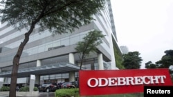 Des voitures de la police fédérale stationnées devant le siège d'Odebrecht, une grande entreprise brésilienne de construction brésilienne, à Sao Paulo, Brésil, 19 juin 2015. 