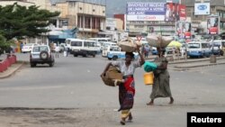 Des vendeurs portent des produits dans les rues de Bujumbura, le 3 février 2016.