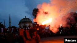 FILE: A cannon fires a ceremonial shot to start iftar, the evening meal for breaking fast, on the first day of the holy fasting month of Ramadan at Sultanahmet Square in Istanbul, Turkey, May 27, 2017. 