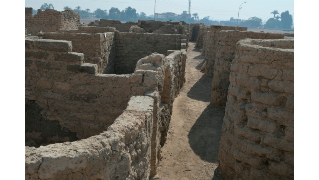 Sebuah foto selebaran tak bertanggal yang dirilis Kamis, 8 April 2021 oleh Zahi Hawass Center For Egyptology menunjukkan penemuan arkeologi sebagai bagian dari 'Kota Emas yang Hilang' di Luxor, Mesir. (Foto: Zahi Hawass Center For Egyptology via AP)