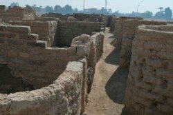 Sebuah foto selebaran tak bertanggal yang dirilis Kamis, 8 April 2021 oleh Zahi Hawass Center For Egyptology menunjukkan penemuan arkeologi sebagai bagian dari 'Kota Emas yang Hilang' di Luxor, Mesir. (Foto: Zahi Hawass Center For Egyptology via AP)