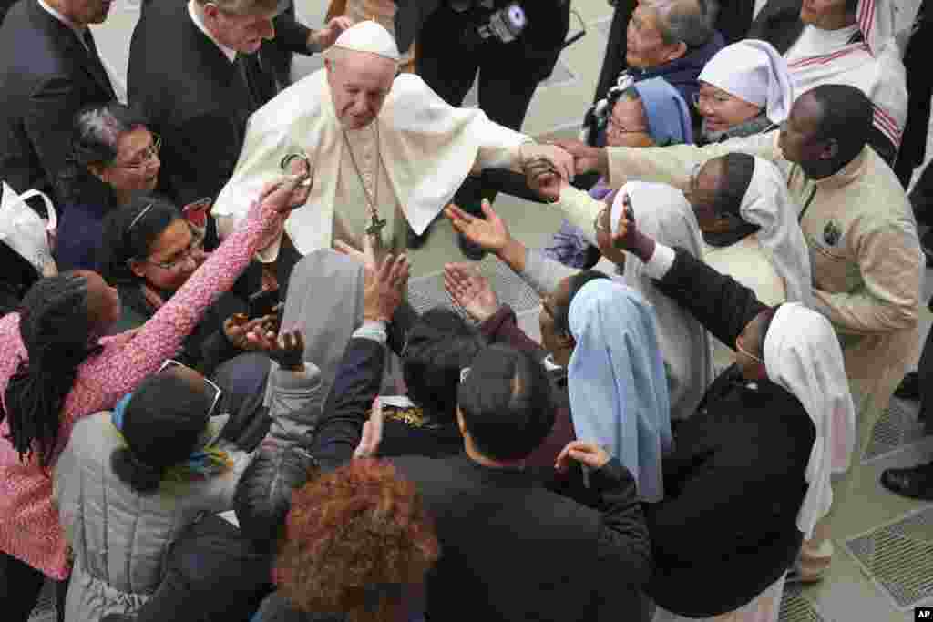 پاپ فرانسیس از سوی گروهی از هوادارانش در واتیکان محاصره شده است.