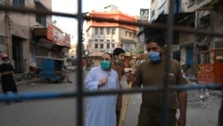 وبا کا پھیلاؤ روکنے کے لیے پاکستان میں لاک ڈاؤن بھی کیا گیا۔