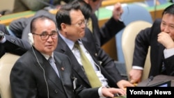 리수용 북한 외무상(왼쪽)이 24일 미국 뉴욕 유엔본부에서 열린 제69차 유엔총회에 참석해 각국 정상의 기조연설을 듣고 있다. 