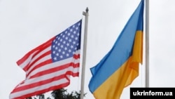 Bendera Amerika Serikat dan bendera Ukraina berkibar. (Foto: ukrinform.ua)
