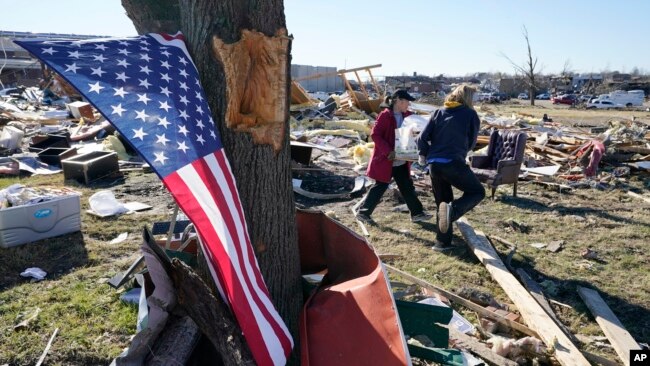 Quang cảnh sau trận lốc xoáy ở Mayfield, Kentucky, 12/12/2021. 