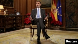 El rey español Felipe VI pronunció su discurso navideño desde el Palacio de la Zarzuela en Madrid.